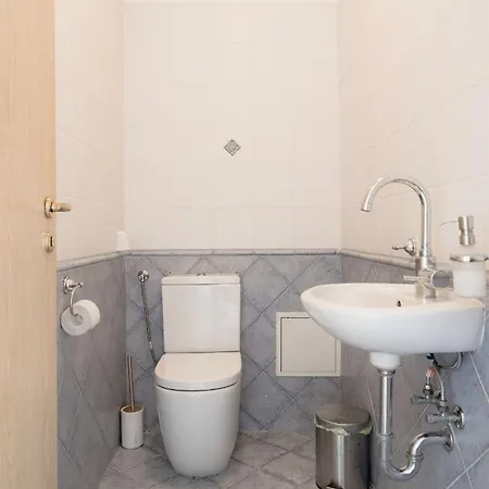 Bright And Spacious Penthouse W/ Terrace & Parking * Budapest