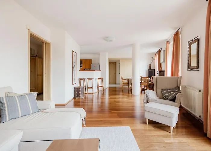 Bright And Spacious Penthouse W/ Terrace & Parking *