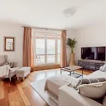 Daire Bright And Spacious Penthouse W/ Terrace & Parking Budapeşte