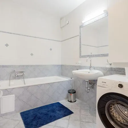 Apartman Bright And Spacious Penthouse W/ Terrace & Parking