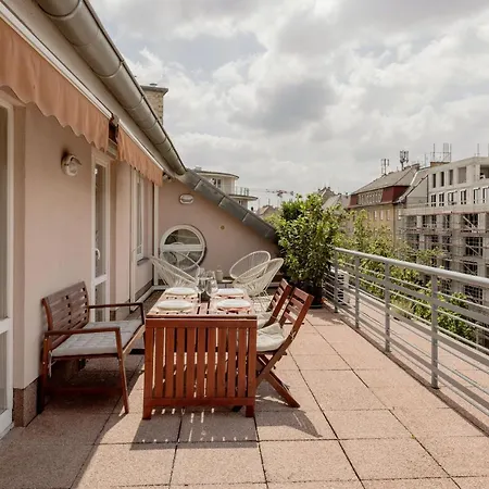 Bright And Spacious Penthouse W/ Terrace & Parking Budapeste