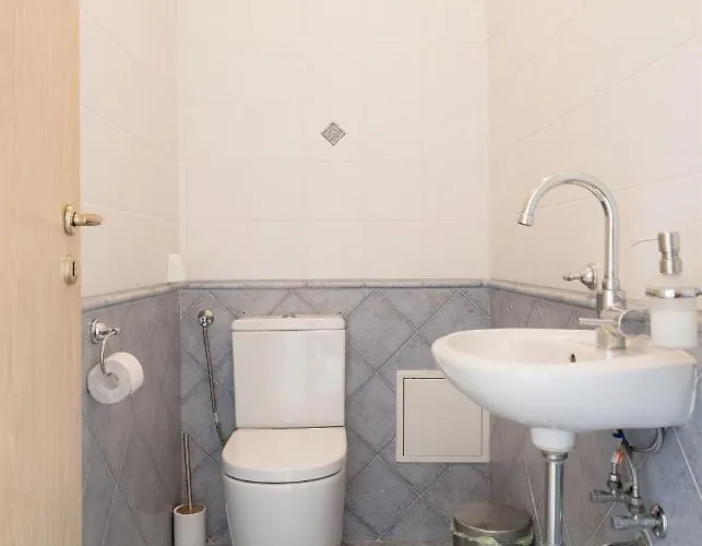 Bright And Spacious Penthouse W/ Terrace & Parking * Boedapest