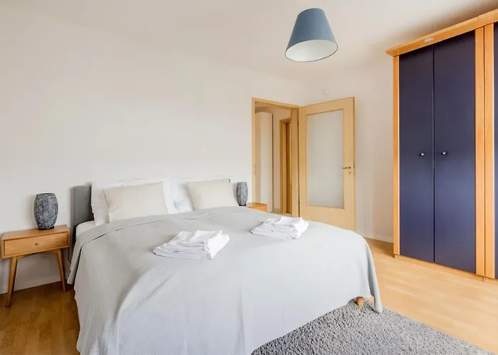Bright And Spacious Penthouse W/ Terrace & Parking *